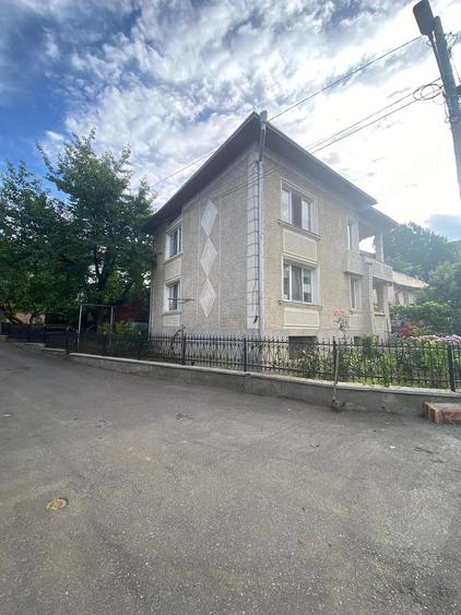 Casă cu 6 camere cu Teren 400 Mp în Ultracentral