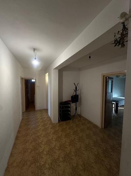 Apartament cu 3 camere decomandat, mobilat în Craiovița Nouă