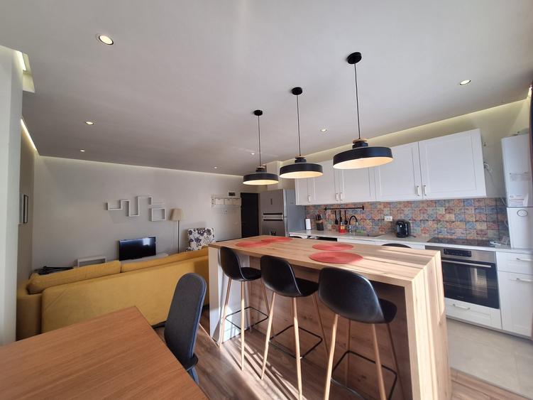 Apartament cu 2 camere semidecomandat, mobilat în Florești