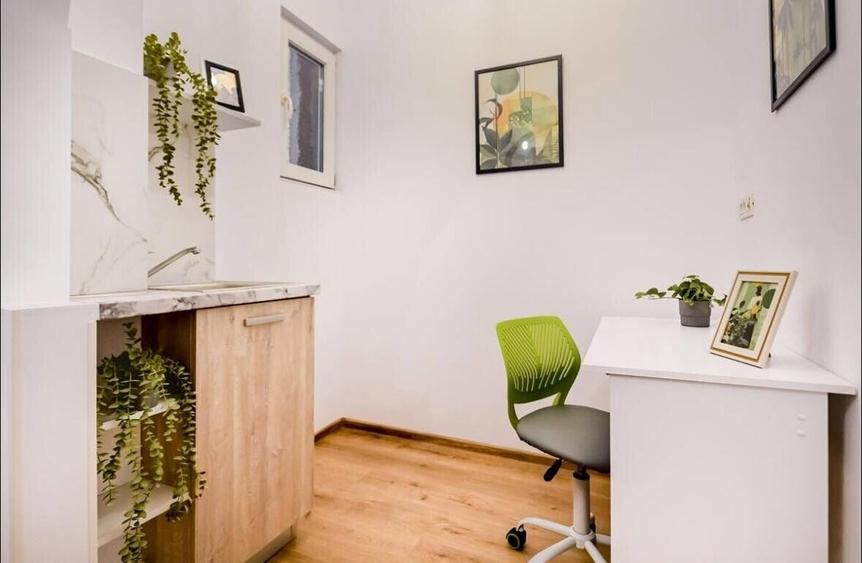 Apartament cu 3 camere semidecomandat, mobilat în P-ța Romană