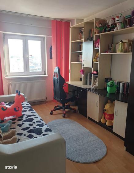 Apartament cu 3 camere decomandat în Astra