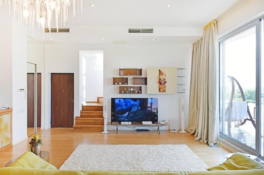 Apartament cu 4 camere semidecomandat, mobilat în Băneasa