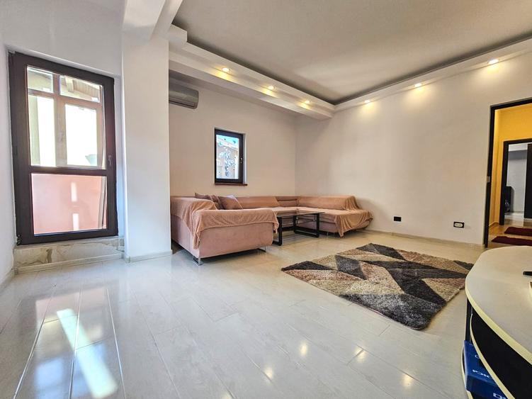 Apartament cu 3 camere decomandat în Drumul Taberei