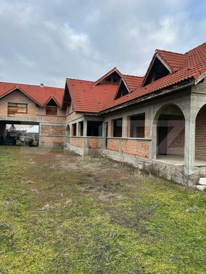 Casă individuală cu 10 camere cu Teren 1400 Mp în Exterior Sud