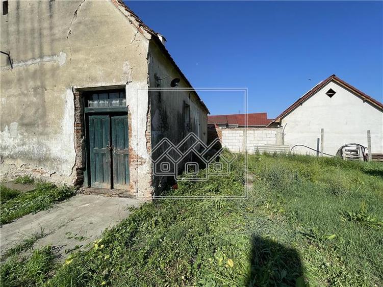 Casă individuală cu 2 camere cu Teren 2162 Mp în Periferie
