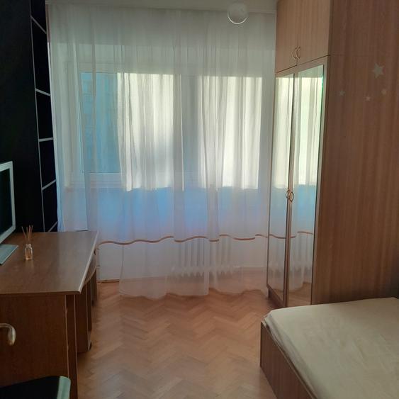 Apartament cu 3 camere semidecomandat în Banu Manta