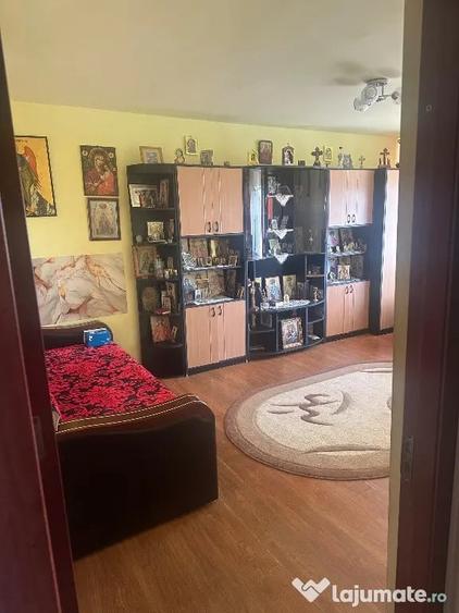Apartament cu 3 camere decomandat în Buzaului