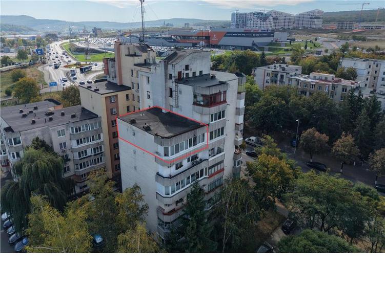 Apartament cu 3 camere decomandat în Tudor