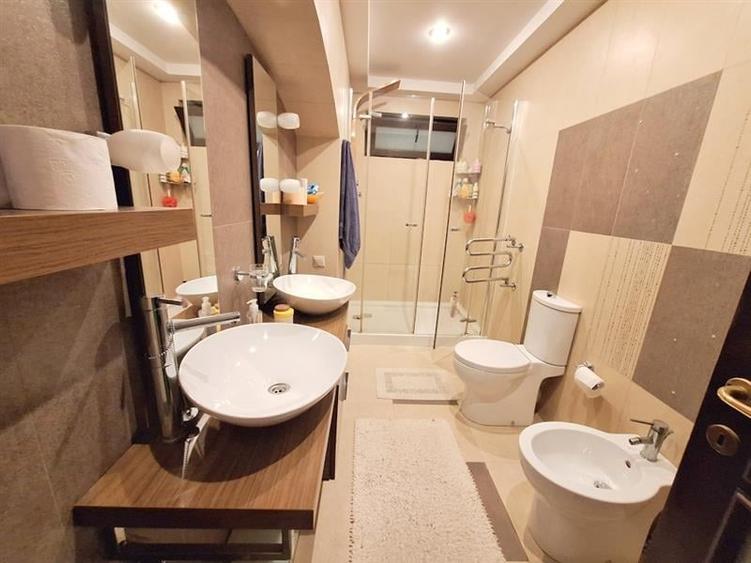Casă individuală cu 7 camere cu Canalizare în Energiei