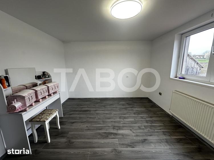 Casă cu 8 camere cu Teren 1195 Mp în Roșia