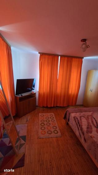 Apartament cu 3 camere semidecomandat în Craiovei