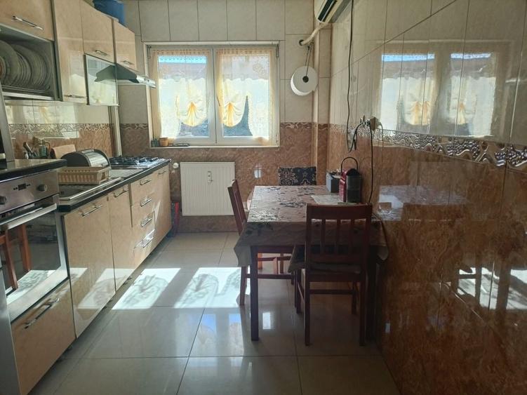 Apartament cu 3 camere semidecomandat în Mihai Bravu