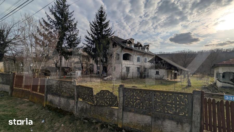 Casă cu 7 camere cu Teren 1656 Mp în Hulubești