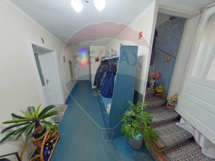 Casă cu 6 camere cu Teren 551 Mp în Vest