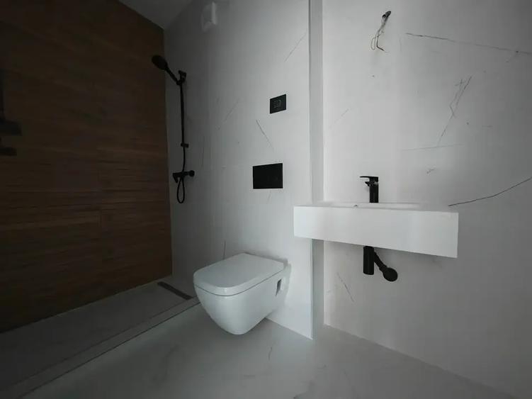 Apartament cu 3 camere decomandat în Titan