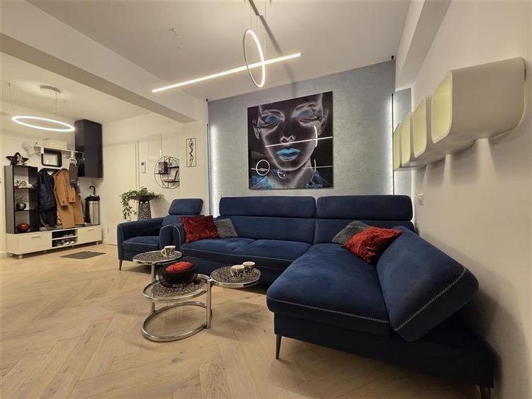 Apartament cu 3 camere semidecomandat, mobilat în Noua