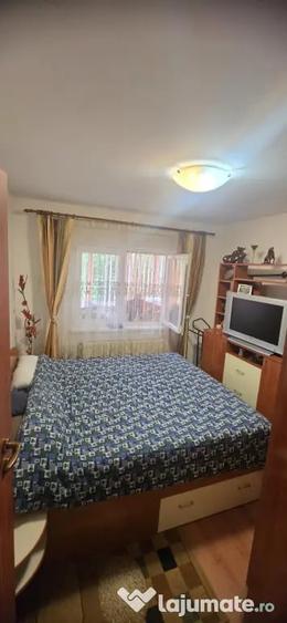 Apartament cu 3 camere semidecomandat în Florilor