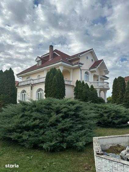 Casă cu 7 camere cu Teren 1200 Mp în Sânmartin