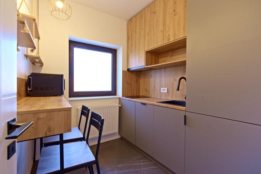 Apartament cu 3 camere semidecomandat în Aviatorilor