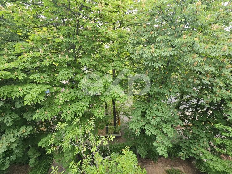 Apartament cu 3 camere semidecomandat în Berceni