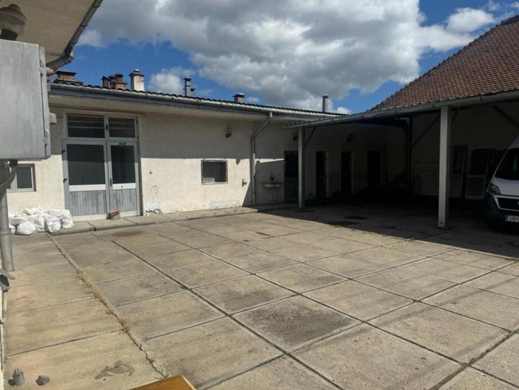 Spațiu comercial, de 380 mp, în Terezian