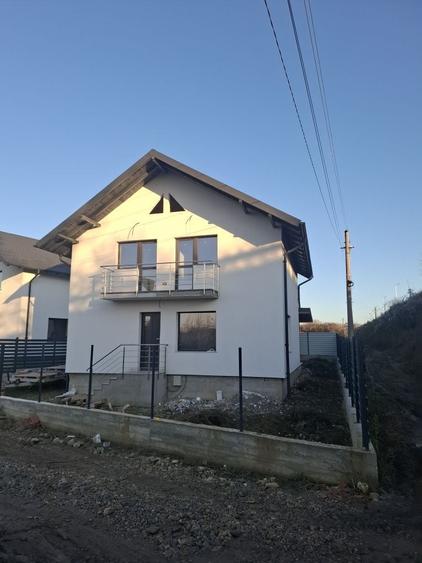 Casă cu 4 camere în Ștefănești