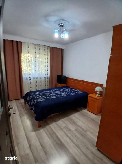 Apartament cu 3 camere decomandat în Livezi