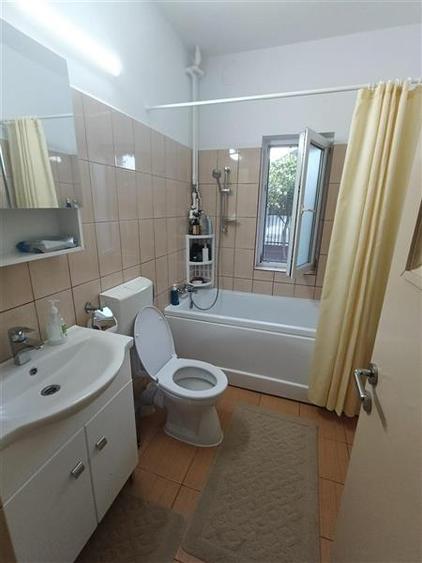 Casă cu 10 camere cu Canalizare în Est