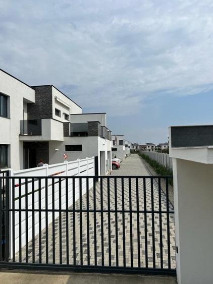 Casă individuală cu 5 camere cu Teren 320 Mp în Central