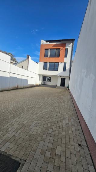 Casă individuală cu 6 camere cu Canalizare în Banu Manta
