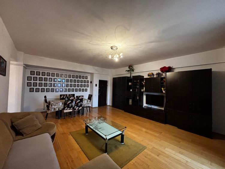 Apartament cu 3 camere decomandat, mobilat în Central