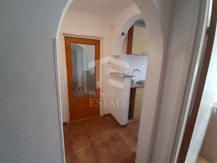 Apartament cu 2 camere decomandat, mobilat în Tei
