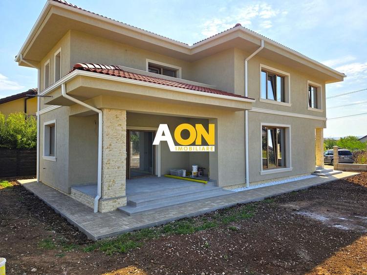 Casă individuală cu 5 camere cu Canalizare în Cetate