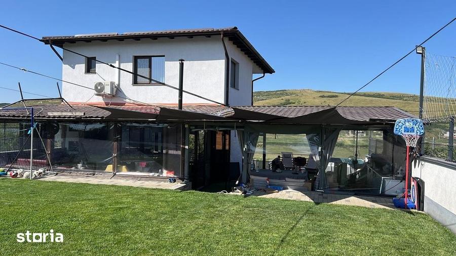 Casa superba in Campene?ti cu vedere la lac,curte amenajata.Comision 0 - 8