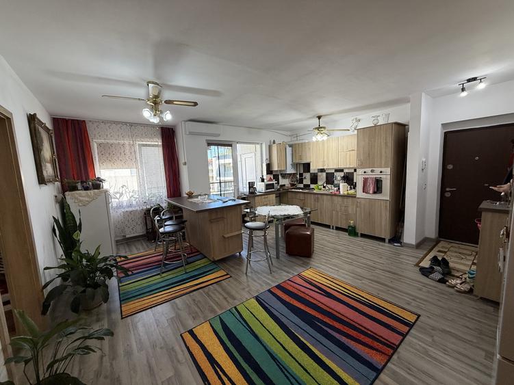 Apartament cu 3 camere semidecomandat, mobilat în Florești