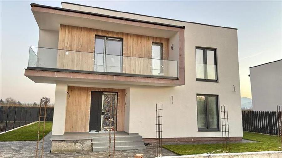Casă individuală cu 4 camere cu Canalizare în Exterior Est