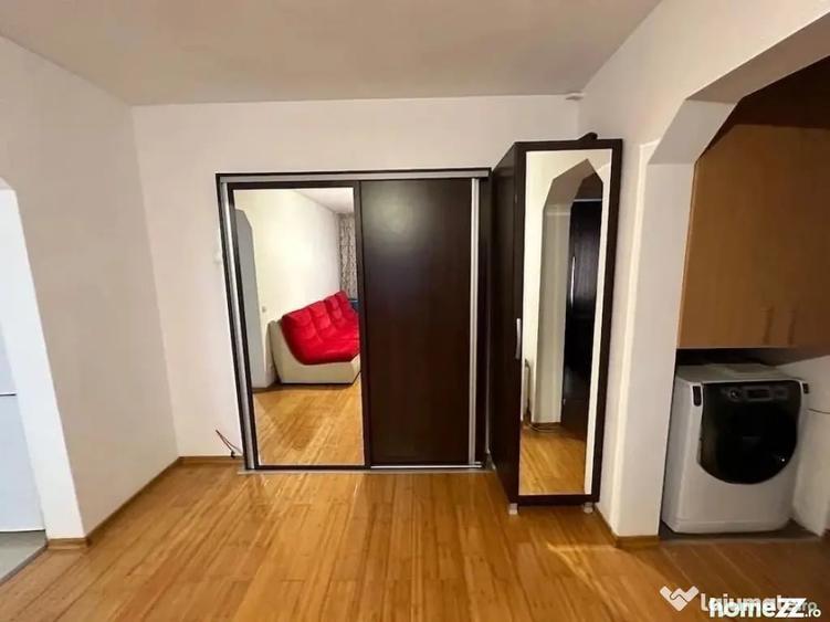 Apartament cu 3 camere semidecomandat în Sebastian