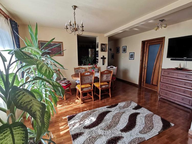 Apartament cu 4 camere decomandat în Central