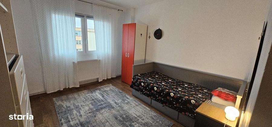 Apartament cu 4 camere decomandat în Răcădău