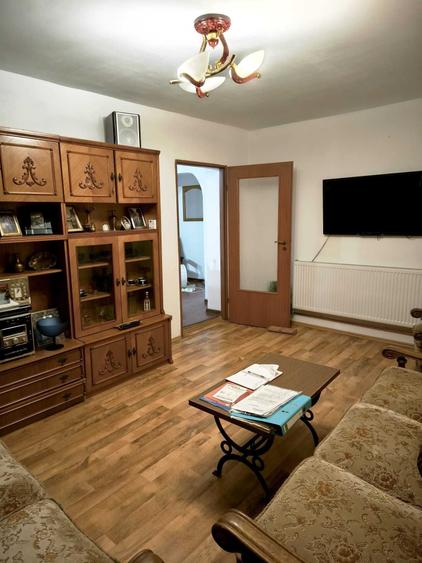 Apartament cu 3 camere decomandat în Crihala