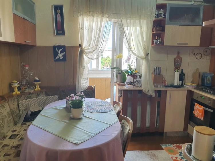 Apartament cu 3 camere decomandat în Ostroveni