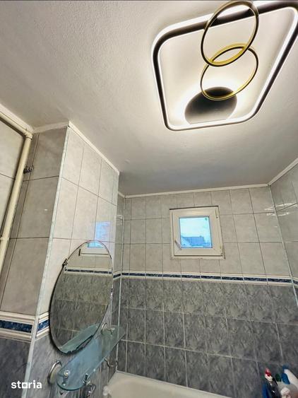 Apartament cu 3 camere decomandat în Tractorul