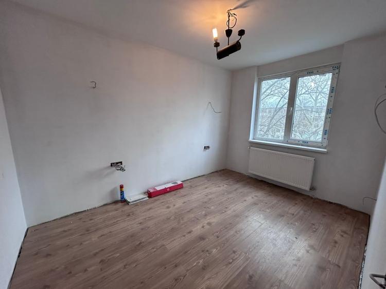 Apartament cu 3 camere semidecomandat în Hristo Botev