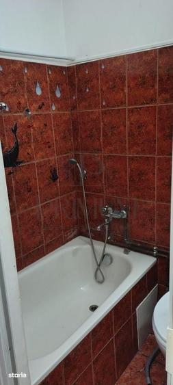 Garsonieră decomandată în Girocului