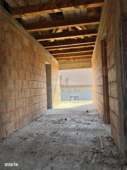 Casa parter si etaj la rosu ,Recas