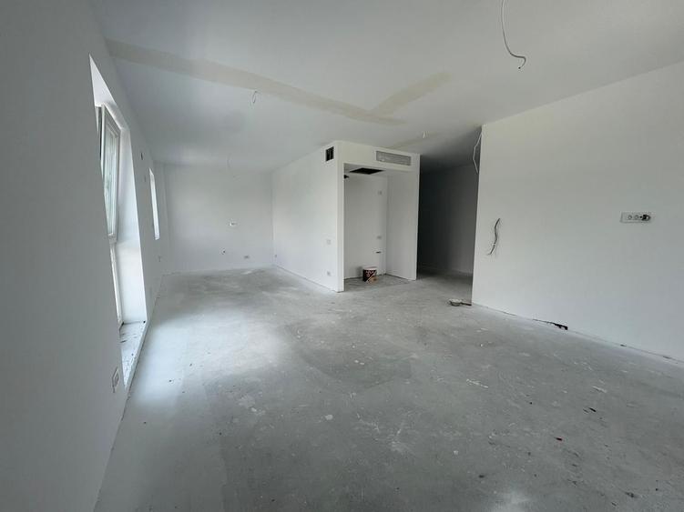 Apartament cu 3 camere semidecomandat în Vest