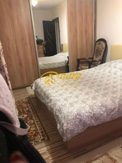 Apartament cu 3 camere semidecomandat în Podu Roș