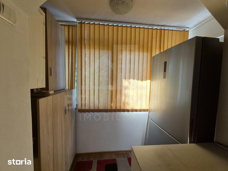 Apartament cu 3 camere semidecomandat în Craiovița Nouă