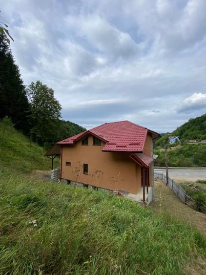 Casă cu 5 camere cu Teren 6060 Mp în Potoci