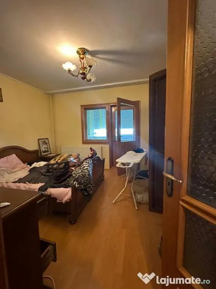 Apartament cu 3 camere semidecomandat în Buzaului